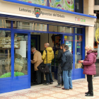 Varios burgaleses esperan su turno para comprar lotería en la administración ‘Don Pepe’ de Gamonal.-JAIME CARAZO