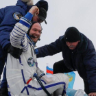 El personal de tierra ayuda a Alexander Gerst, de Alemania, a salir de la cápsula Soyuz MS-09.-REUTERS