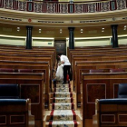 Labores de limpieza en el hemiciclo del Congreso de los Diputados, tras quedarse vacío el pasado 28 de febrero.-EFE / CHEMA MOYA