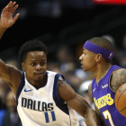 Thomas, de los Lakers, controla el balón ante Ferrell, de los Mavericks.-AFP