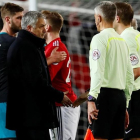 Mourinho se queja al árbitro al final del partido.-REUTERS / JASON CAIRNDUFF