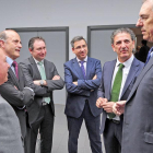 José María Vela, segundo por la izquierda, conversa con el gerente del HUBU, Miguel Ängel Ortiz, segundo la derecha, y Benavente, a la derecha.-ISRAEL L. MURILLO
