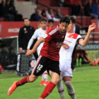 Pedro Martín trata de deshacerse de un jugador del Real Mallorca ayer en el choque disputado en Anduva.-ALFONSO G. MARDONES