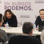 Miguel Vila, de Podemos, y Sergio Ibáñez, profesor de la UBU, en un momento del coloquio sobre el directo.-ISRAEL L. MURILLO