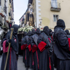 Los cofrades portan a  la Soledad en la calle Santa Águeda.-ISRAEL L. MURILLO