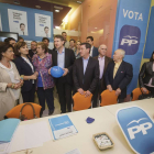 Foto de familia de la candidatura municipal de los populares en su nuevo local en la calle Laín Calvo.-SANTI OTERO
