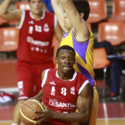 Brandon Gould fuerza la penetración.-RAÚL OCHOA