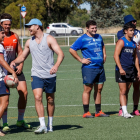 Los jugadores del Recoletas Burgos Universidad de Burgos bromean durante un ejercicio en el primer entrenamiento de la pretemporada. SANTI OTERO