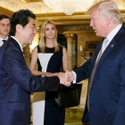 Trump saluda a Abe en presencia de Ivanka y su marido, Jared Kusher.-AFP