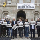 La pancarta Llibertat presos polítics, en la fachada del Ayuntamiento de Barcelona.-FERRAN NADEU