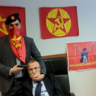 Un hombre amenaza al fiscal Mehmet Selim Kiraz en el palacio de justicia de Estambul.-Foto: REUTERS