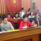 Los jóvenes cooperativistas con sus permisos en el salón de Plenos.-ECB