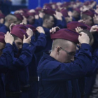 Nuevos agentes de las fuerzas fronterizas asisten a su graduación en Budapest (Hungría), el 7 de marzo.-EFE