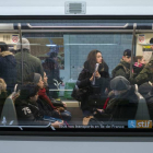 Soldados franceses vigilan el interior de un vagón de metro en la estación de metro de Trocadero en París (Francia).-Foto: EFE