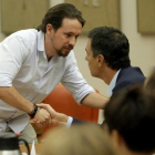 Iglesias y Sánchez se saludan en el Congreso de los diputados, en agosto del 2016.-JOSE LUIS ROCA