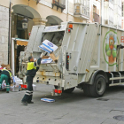 Dos operarios recogen cartón en el centro de la ciudad.-RAÚL G. OCHOA