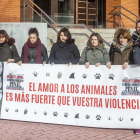 La concentración se celebró a última hora de la mañana de ayer a las puertas de la Delegación Territorial de la Junta de Castilla y León en Burgos.-SANTI OTERO