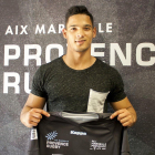 Martin Sauls posa con la camiseta de su nuevo club.-PROVENCE RUGBY