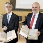 PabloMolinero y JuanJosé García, responsables de la editorial, con las réplicas de los cartularios.-ECB