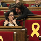 Dolors Bassa saluda a Marta Rovira desde su escaño, ayer en el pleno.-FERRAN NADEU