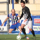 Diego Suárez conduce el balón en el choque ante el Izarra en Merkatondoa.-NOTICIAS DE NAVARRA