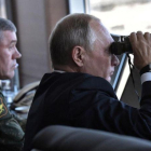 Putin observa con unos prismáticos el desarrollo de las maniobras militares en Tsugol.-ALEXEY NIKOLSKY