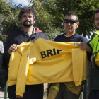 El procurador de IU-Equo, José Sarrión, visita la base abulense de Puerto del Pico de las Brigadas de Refuerzo contra Incendios Forestales (BRIF). En la foto junto al coordinador provincial de IU en Ávila, José Alberto Novoa y algunos de los miembros de l-Ical