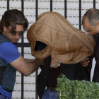 Efectivos de la Guardia Civil junto al detenido tras el registro efectuado en la casa de Majadahonda (Madrid) donde vivió la mujer de nacionalidad argentina desaparecida a principios de mes, el pasado 20 de abril.-Foto:   SERGIO BARRENECHEA / EFE
