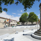 El Ayuntamiento preside la plaza en la que luce un bien conservado crucero.-ISRAEL L. MURILLO