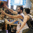 Vitor Benite dobla el balón en un lance del último partido disputado en Lugo.-ACB PHOTO