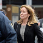 La actriz Felicity Huffman a su llegada a la corte en Boston.-AFP