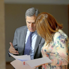 Juan José Sanz Vitorio y Virginia Barcones examinan documentos del pleno en los pasillos.-ICAL