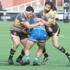 Fuente y Aristemuño frenan el avance de un rival.-RAÚL OCHOA