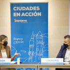 La portavoz del grupo municipal del PP de Burgos, Carolina Blasco, junto a su homólogo logroñés, Conrado Escobar. ECB