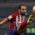 Juanfran durante un partido con el Atlético.-EL PERIÓDICO
