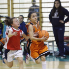 Los juegos escolares -en la imagen, dos niñas jugando un partido de baloncesto- son una de las actividades con mayor demanda.-RAÚL G. OCHOA