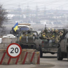 Blindados del Ejército ucraniano en los alrededores de Mariupol, este martes.-Foto: AP / PETR DAVID JOSEK