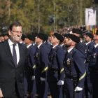 El presidente del gobierno, Mariano Rajoy, durante la entrega de la bandera de España a la Primera unidad de la Guardia Civil en la Plaza de Oriente.-AGUSTÍN CATALÁN
