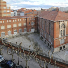 El edificio que deja de tener protección estructural es el que da a la calle Aparicio y Ruiz, a la izquierda de la foto.-ISRAEL L. MURILLO