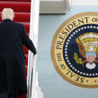 Trump sube la escalerilla del 'Air Force One'.-AP / ALEX BRANDON