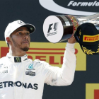 El piloto británico de Mercedes Lewis Hamilton en el podio tras vencer en el Gran Premio de España de Fórmula Uno.-EFE