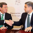 César Rico y Rafael Barbero se estrechan la mano tras la firma del acuerdo.-ECB