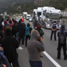 Manifestantes cortan la AP-7 en la Jonquera.-ICONNA / JORDI RIBOT PUNTÍ