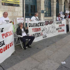 Concentración de la Asociación de Vecinos de La Hidesilla a las puertas de la Diputación de Burgos. RAÚL G. OCHOA