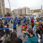 Un grupo de aficionados celebra en la plaza España el triunfo del Hereda San Pablo Burgos. SANTI OTERO