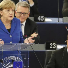 Merkel interviene ante el pleno del Parlamento Europeo, junto a Hollande, este miércoles.-AP / MICHAEL PROBST