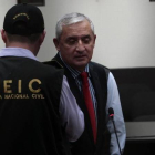Otto Pérez Molina, custodiado por policías, este jueves en Guatemala.-EFE / ESTEBAN BIBA