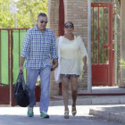La cantante, Isabel Pantoja, junto a su hermano Agustín Pantoja saliendo de la cárcel de Alcalá de Guadaíra, en Sevilla, este jueves.-Foto: GTRES