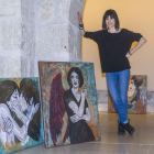 Marta Tapia junto a algunas de sus obras, antes del montaje de la exposición.-ISRAEL L. MURILLO