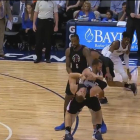 J.J. Barea propina un puñetazo a Blake Griffin.-